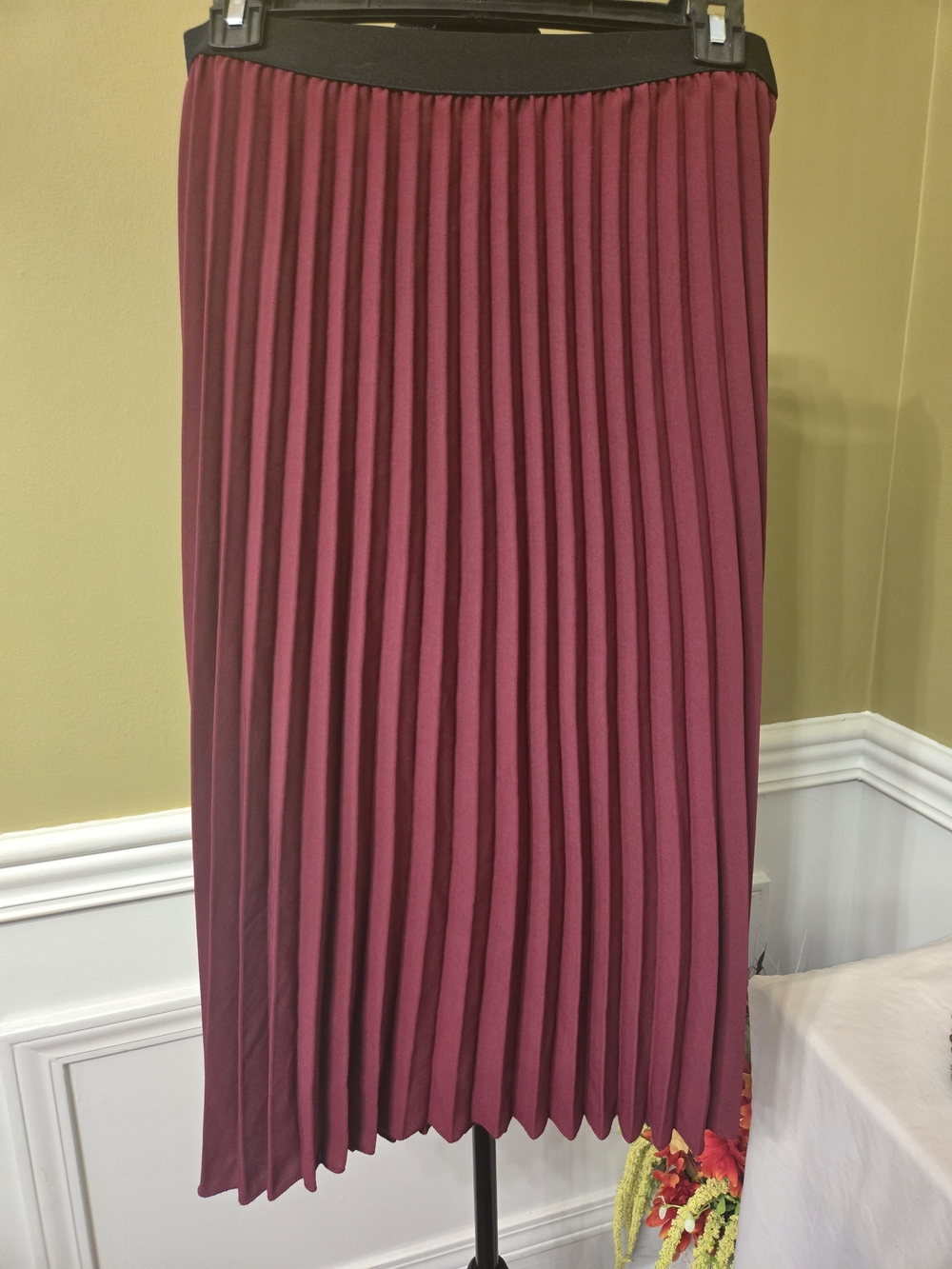 NWOT Woman's Pleated Midi Skirt in Burgundy Large